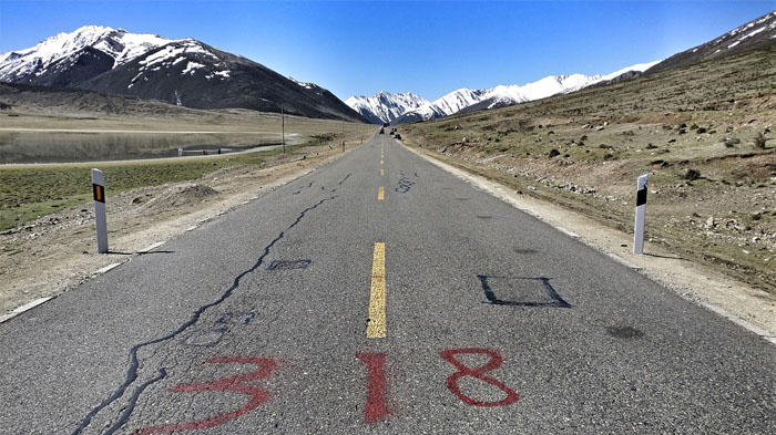 G318 highway routes to Tibet