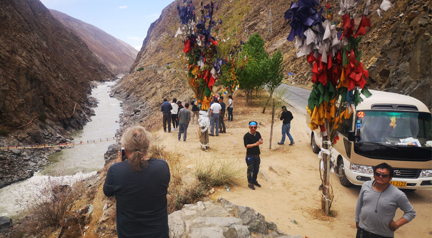 Taking bus from Kathmandu to Syabrubesi