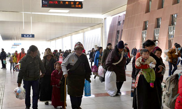 lhasa railway station arrival