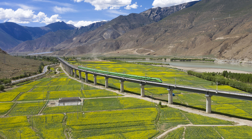 Lhasa to Nyingchi High-Speed train