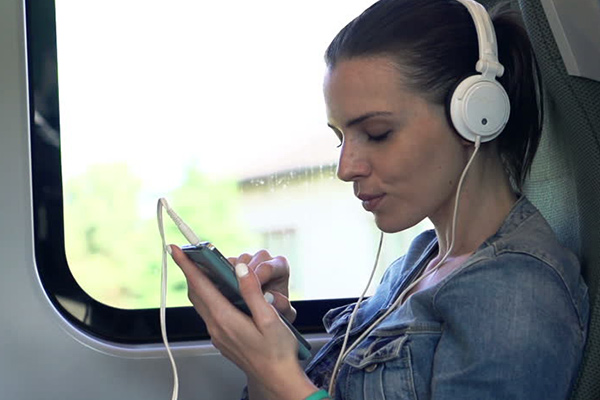  Listen to music while take the train 