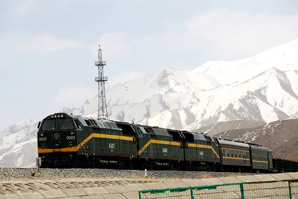 Tibet train on Qinghai-Tibet Railway 