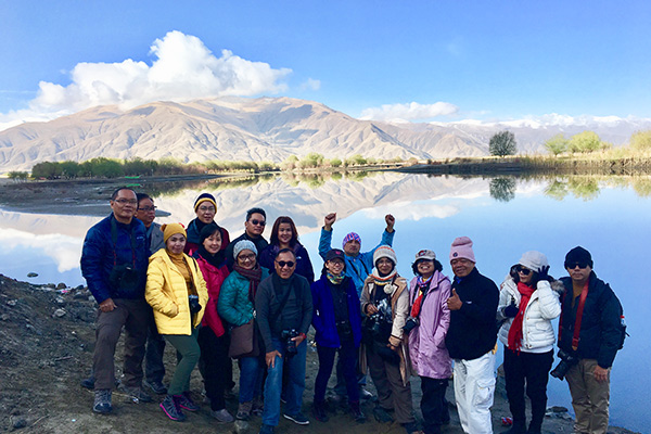  Yarlung Zangbo River Bank 