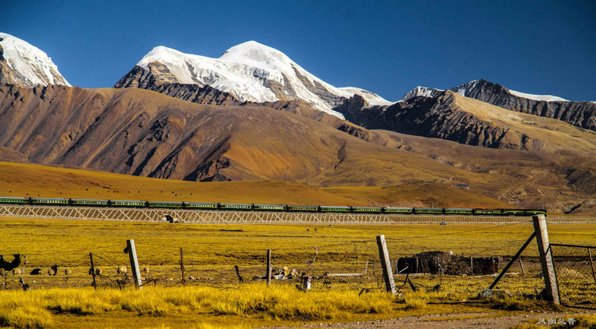 Taking Tibet train to visit Tibet